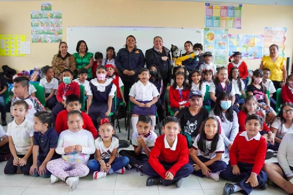 seguridadneza's tweet photo. #NoTeQuemes| Bomberos 🧑🚒asistieron a una escuela primaria Guadalupe Victoria en la colonia Estado de México, en donde se conversa con los niños para prevenir accidentes y quemaduras enseñando sobre los peligros ocasionados por líquidos calientes o electricidad. https://t.co/FyQrhCOntH