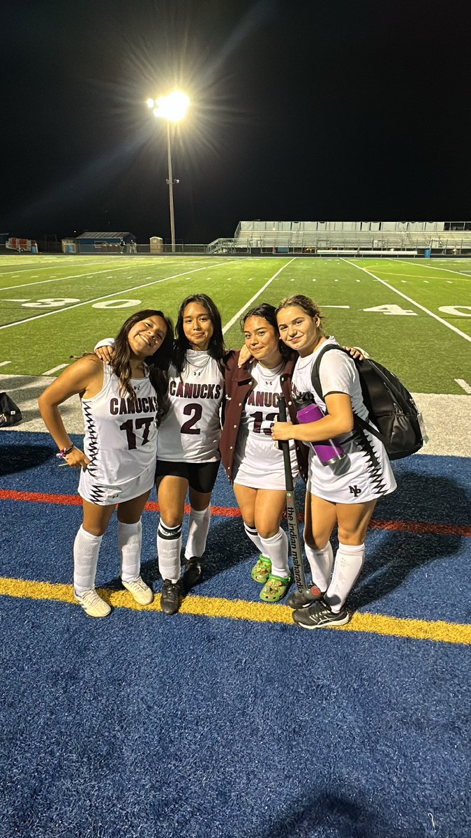 Miss_ErinKeenan's tweet photo. NP Field Hockey is officially 3-9 after their 3-0 victory in the play in round verses PWAY. Looking to climb the win latter with a few more games left. Goals scored by: Molly S, Jossleyn L, & Eimy M. One assisted by Jossleyn and one by Nahomi P!!!
@NP_Athletics #canuckpride https://t.co/zujewY8zp3