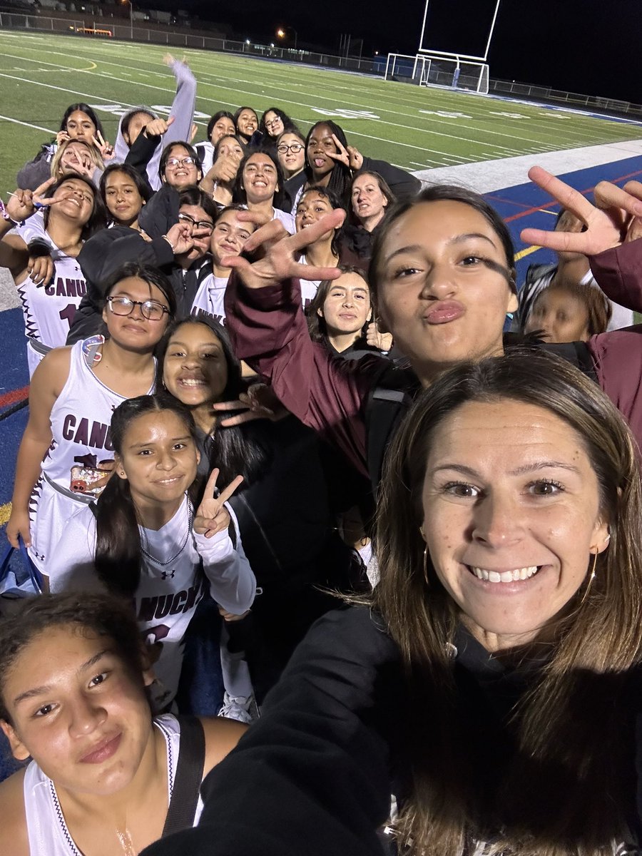 Miss_ErinKeenan's tweet photo. NP Field Hockey is officially 3-9 after their 3-0 victory in the play in round verses PWAY. Looking to climb the win latter with a few more games left. Goals scored by: Molly S, Jossleyn L, & Eimy M. One assisted by Jossleyn and one by Nahomi P!!!
@NP_Athletics #canuckpride https://t.co/zujewY8zp3