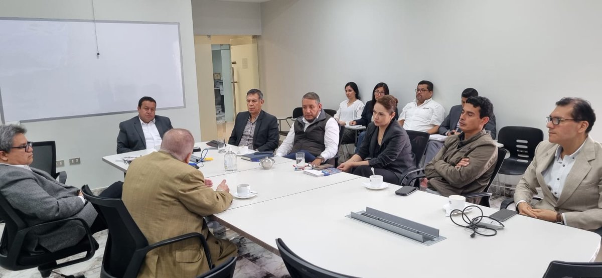 MINCETUR's tweet photo. A través del #ProyectoVUCE, se sostuvieron reuniones con @Senasa_Peru y @SerforPeru sobre la implementación de los sistemas de gestión de calidad ISO 9001, que permitirán que estas entidades, que cuentan con trámites en la Ventanilla Única de Comercio Exterior, presten mejores servicios a las empresas. 📊🤝💼📈