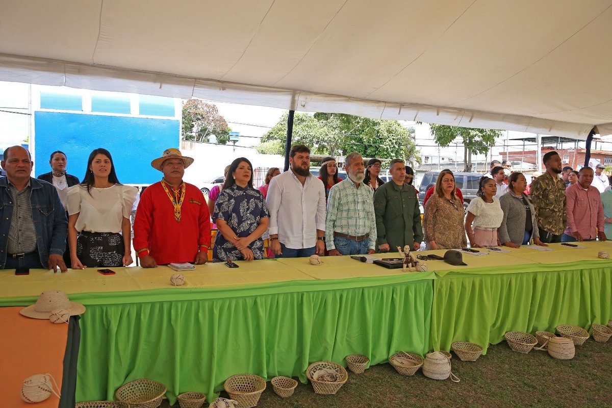 PartidoPSUV's tweet photo. Gobernador Ernesto Luna: No celebramos, rendimos honor a nuestros pueblos originarios
https://t.co/cF4wk7k4ix

#VenezuelaEsVinotinto https://t.co/nwjLeE1HaY