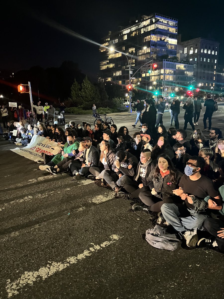 HAPPENING NOW: Thousands of Jewish New Yorkers are flooding the entrance to @SenSchumer's home protesting genocide of Palestinians in Gaza. 50+ are blocking the entrance to his home, including rabbis, elders, youth, and NY state electeds @ZohranKMamdani and @MarcelaForNY.