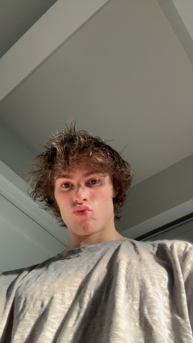 HelloXRyan's tweet image. wet.. hair 🤨