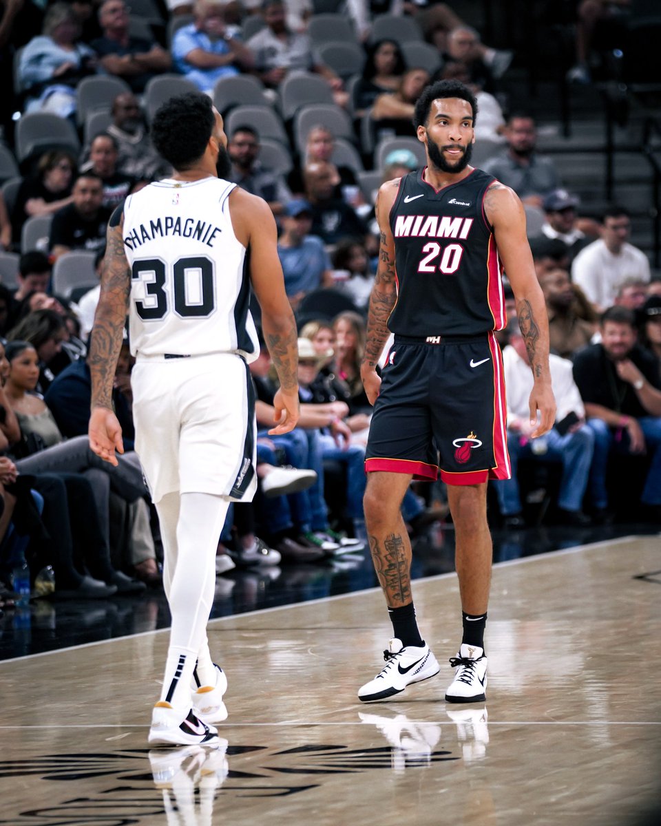 Things you love to see: Justin Champagnie facing off against his twin brother Julian