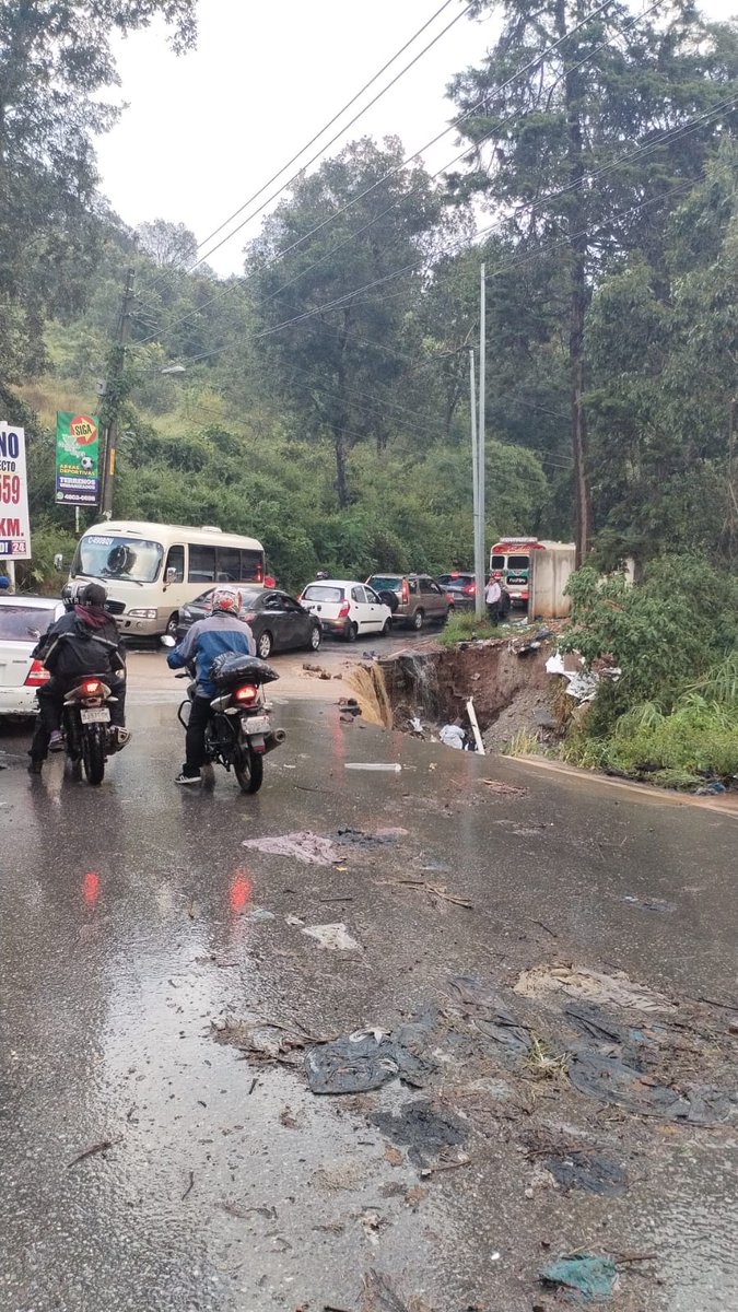 Malbuzee's tweet photo. Media hora llovió y valió verga todo, en este pedazo jamás hicieron ni verga los de la alcaldía y a unos metros atrás  una correntada se llevó a unos niños y están desaparecidos. Ah pero Guatemala no se detiene va muchis, lo bloqueos que no nos dejan ir al gimnasio y a cayalá. https://t.co/6Lf5QD9koN
