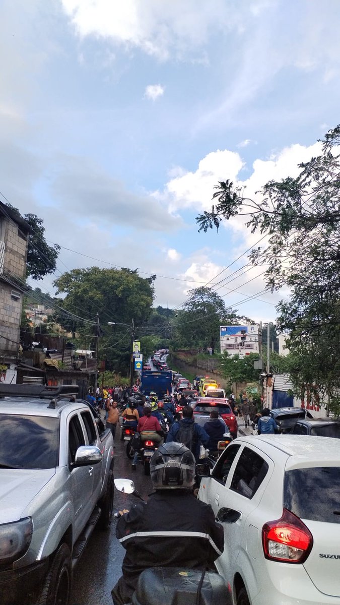 Malbuzee's tweet photo. Media hora llovió y valió verga todo, en este pedazo jamás hicieron ni verga los de la alcaldía y a unos metros atrás  una correntada se llevó a unos niños y están desaparecidos. Ah pero Guatemala no se detiene va muchis, lo bloqueos que no nos dejan ir al gimnasio y a cayalá. https://t.co/6Lf5QD9koN