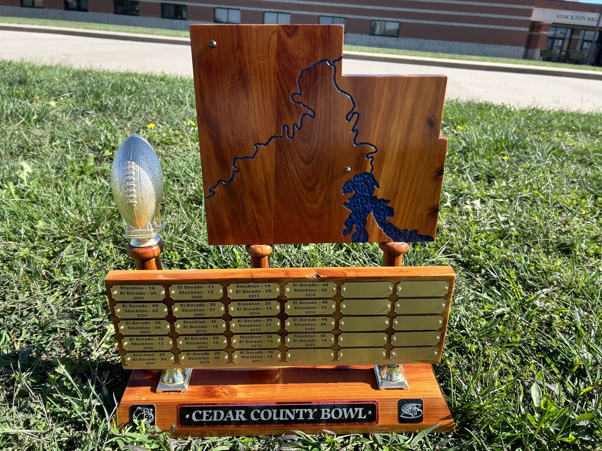 CoachJimFlora's tweet photo. The Tigers vs. The Bulldogs for Cedar County bragging rights. @OzarksOzone https://t.co/hvVPNO5bLa