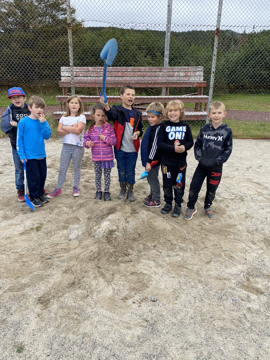FaheyReid's tweet photo. Making sandcastles in Science. So much fun was had! @PerlwinElem @NLESDCA #teamwork https://t.co/FdoC5ts4Eq