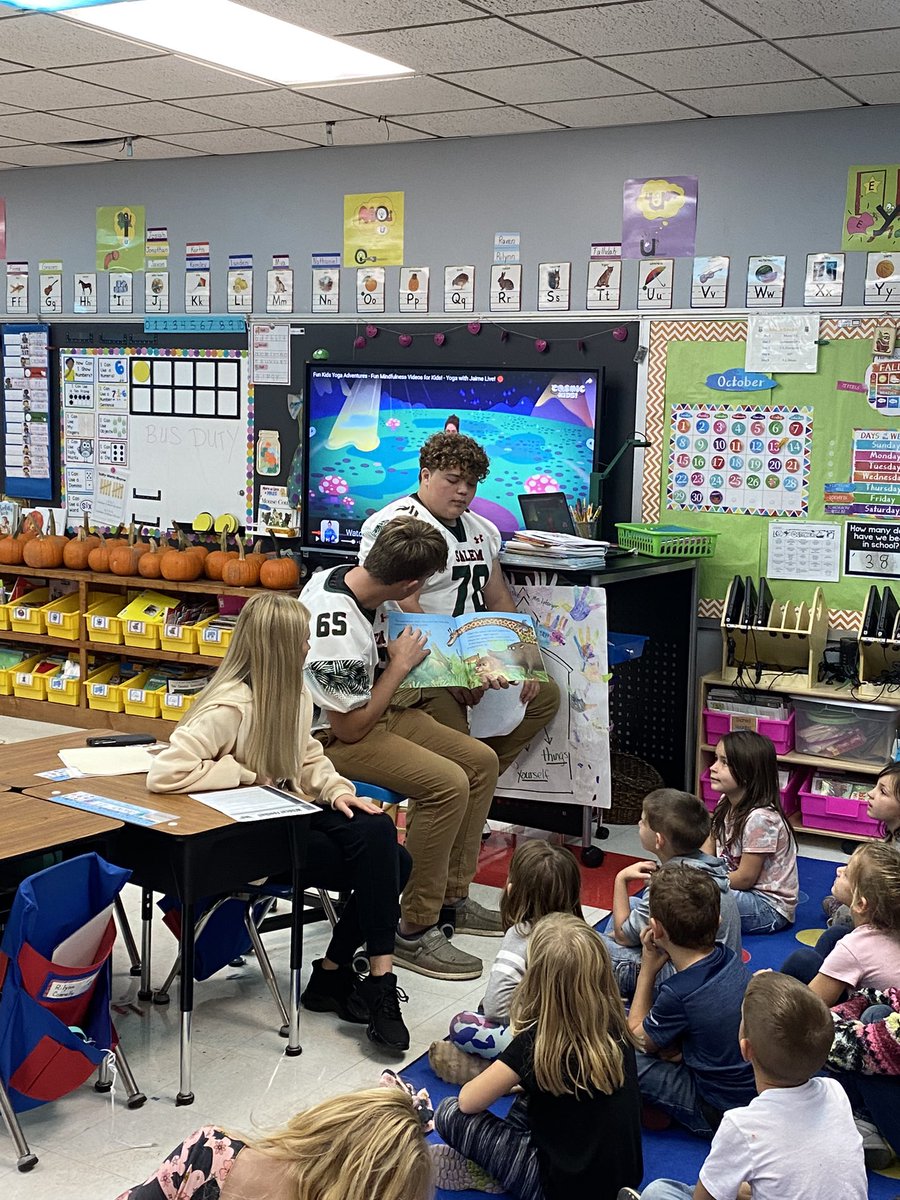 SCHSWildcatFb's tweet photo. Last day at Hawthorn for this year. A lot of pictures and hugs. Wildcats and @salemcatscheer talked to the 1st graders about being good leaders. We are blessed to be able to spend our Fridays in the fall with these future Wildcats. F.A.M.I.L.Y. #SalemWildcatPride #ProtectTheDen https://t.co/Rx4DffX9g8