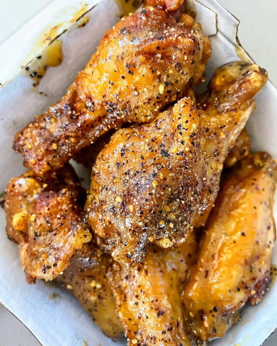 Chicago_Ridge's tweet photo. It’s Saturday night! 😍 Gather your wing squad, and take flight with flavor @BWWings! 🍗✈️💥 📷: kvm_eats https://t.co/IGDUtLUQ1T