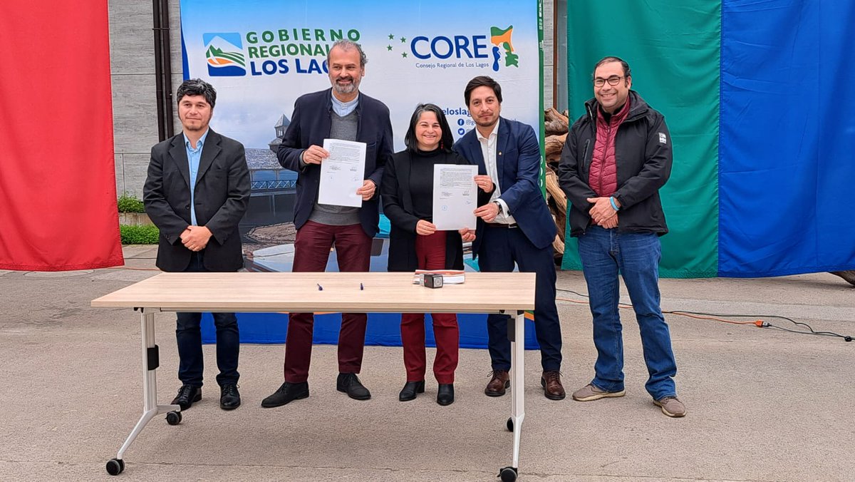 🌟 Hoy, el Gobernador Patricio Vallespin y los Consejeros Regionales de la Provincia de #Llanquihue se unieron para la firma de los convenios del "Fondo Comunidad" 2023 destinados a #PuertoMontt y #PuertoVaras. 🤝🙏 Reconocemos el esfuerzo y compromiso de estas organizaciones.