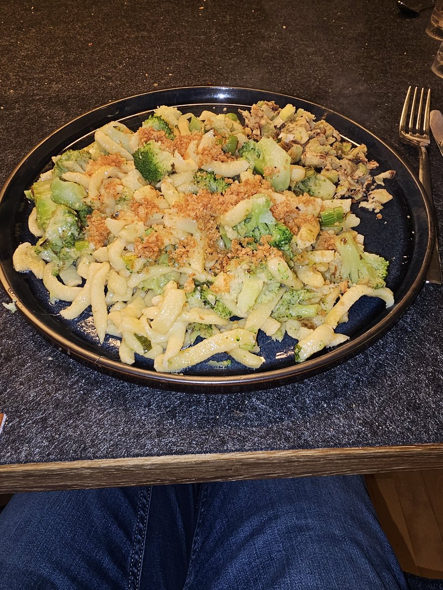 JustASmartie's tweet photo. #feierabend und ungefähr 7 Stunden Zeit, bis ich wieder muss.
Wenigstens die Zeit was zu essen zu machen. #Weird ich poste ständig essen ☺️. Na egal- hier Dings. Käsespätzle mit Brokkoli, mehl. Lauch und knusper Brösel.
Denk an mich, wenn ihr tolle Dinge tut.
#dinner #cookingguy https://t.co/Q3sOLBBccz