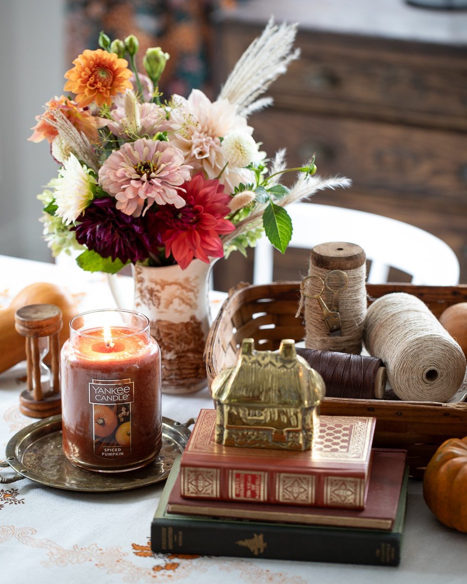 Chicago_Ridge's tweet photo. Light up your day and put the finishing touch on your fall space with the end-of-season clearance sale going on NOW - 10/27 @TheYankeeCandle!🕯️🍂🍁 Shop so many amazing deals, including up to 50% and 75% off fall merchandise! 🛍️🤩 https://t.co/DI1PYyuUra
