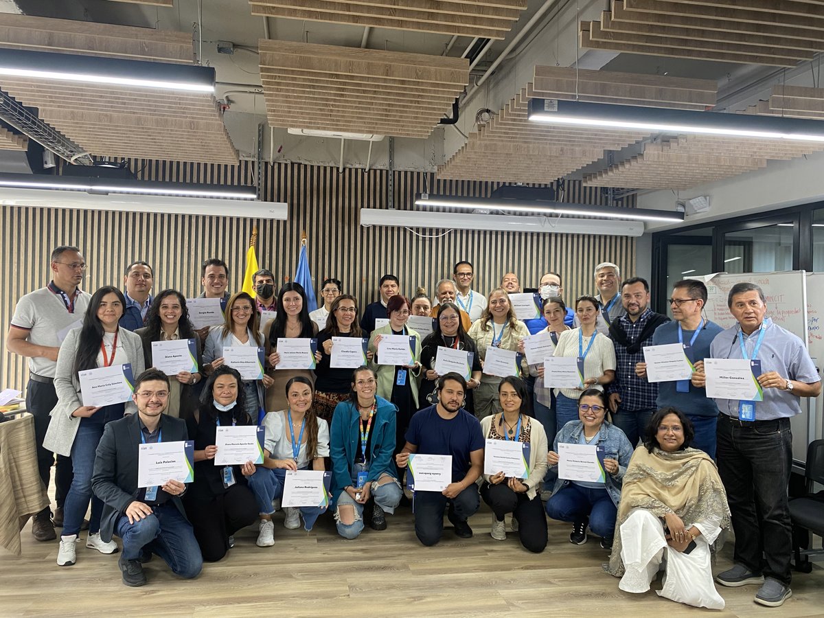 PnudColombia's tweet photo. Cada territorio en🇨🇴 tiene retos y desafíos. Poder encontrar soluciones útiles y eficaces los ayudará a generar un mayor desarrollo. Hoy 40 estudiantes se graduan del curso: "Mapeo de Soluciones" impartido por @honeybeenetwork y @UNDPAccLabs, un paso más para #NoDejarANadieAtrás https://t.co/rLNbvNfBq9