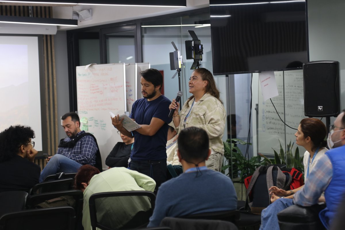 PnudColombia's tweet photo. Cada territorio en🇨🇴 tiene retos y desafíos. Poder encontrar soluciones útiles y eficaces los ayudará a generar un mayor desarrollo. Hoy 40 estudiantes se graduan del curso: "Mapeo de Soluciones" impartido por @honeybeenetwork y @UNDPAccLabs, un paso más para #NoDejarANadieAtrás https://t.co/rLNbvNfBq9