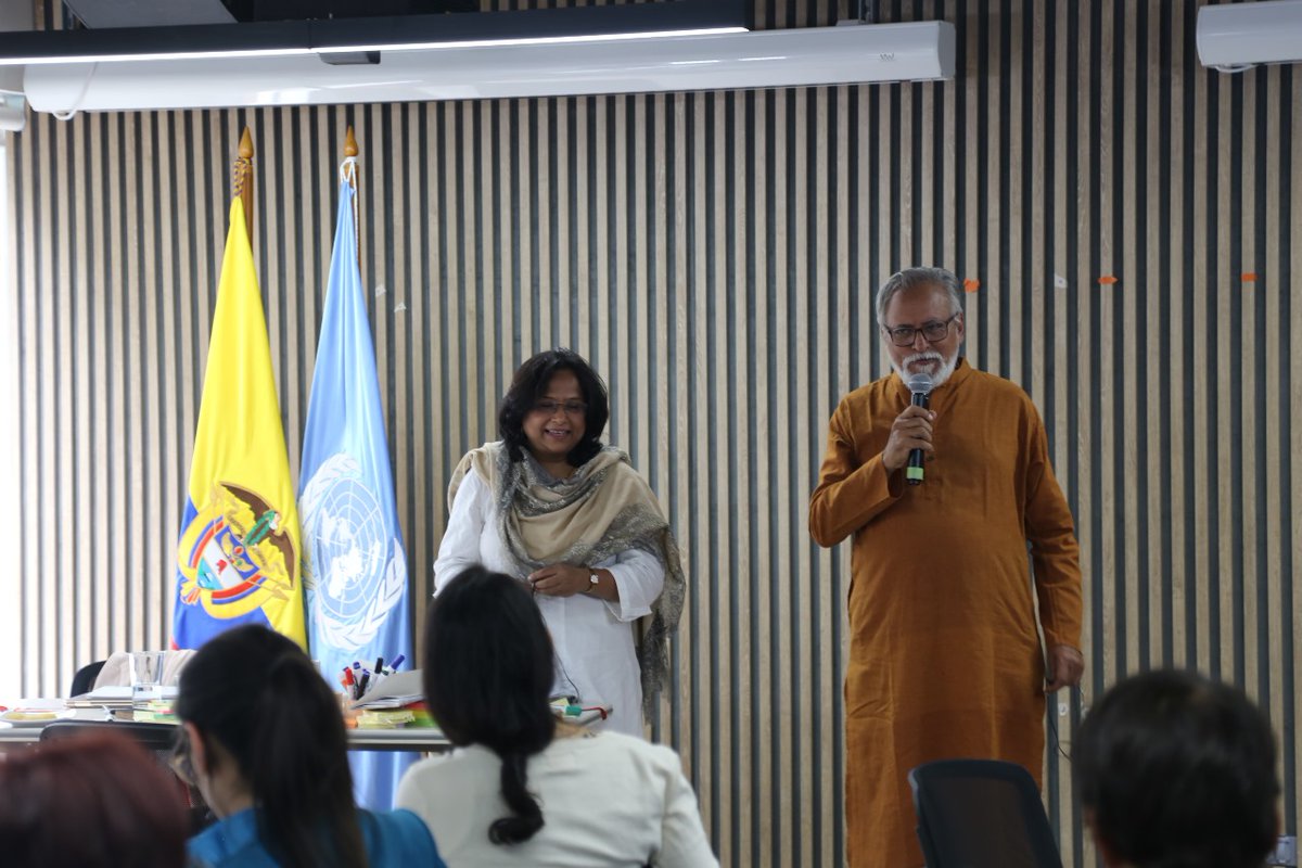 PnudColombia's tweet photo. Cada territorio en🇨🇴 tiene retos y desafíos. Poder encontrar soluciones útiles y eficaces los ayudará a generar un mayor desarrollo. Hoy 40 estudiantes se graduan del curso: "Mapeo de Soluciones" impartido por @honeybeenetwork y @UNDPAccLabs, un paso más para #NoDejarANadieAtrás https://t.co/rLNbvNfBq9