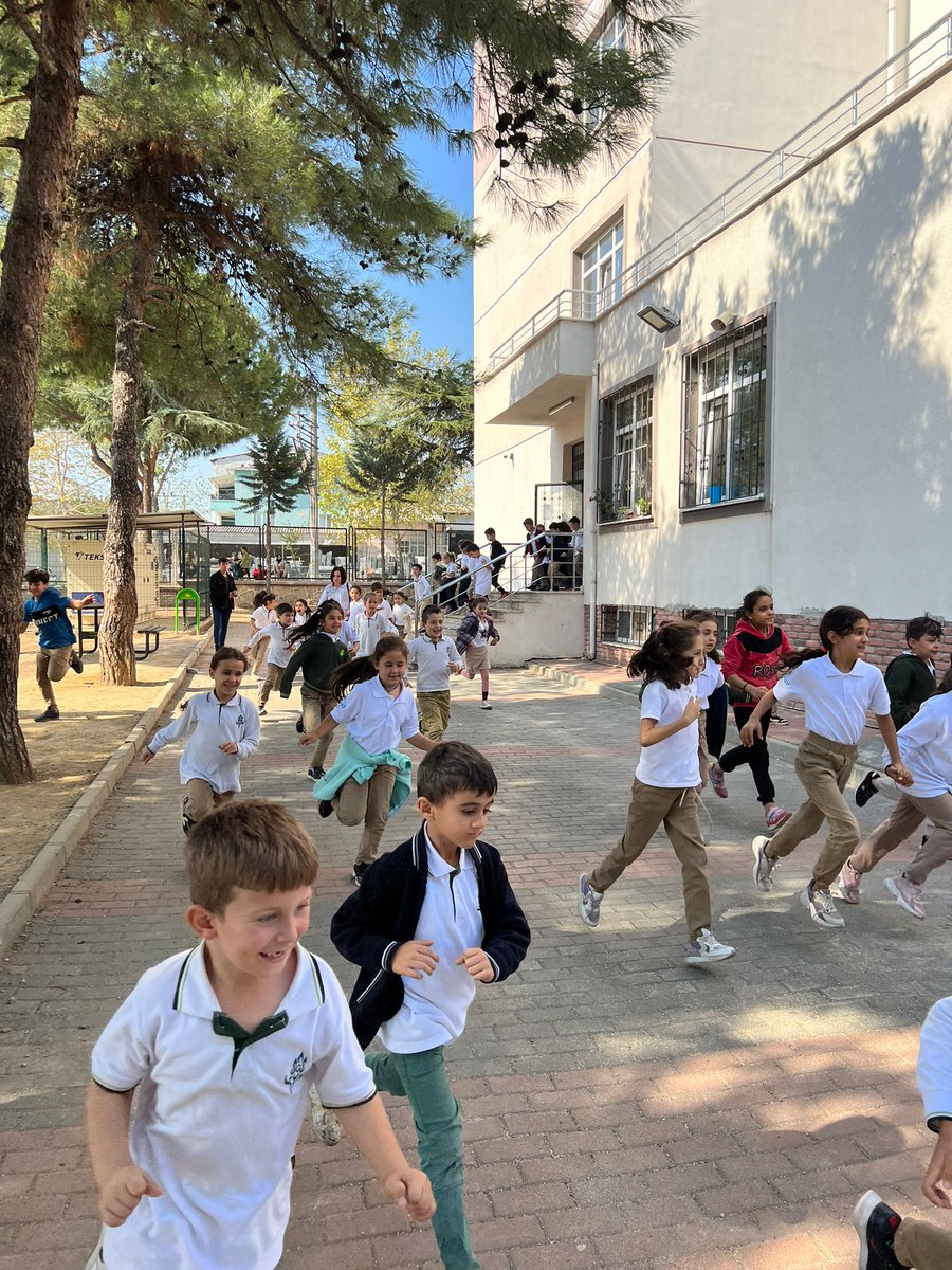 Buhatilk's tweet photo. 13 ekim afet hazırlık günü sebebiyle , afet risklerini azaltmak amaciyla okulumuzda tahliye tatbikati yapıldı. https://t.co/OTeivkCXoz