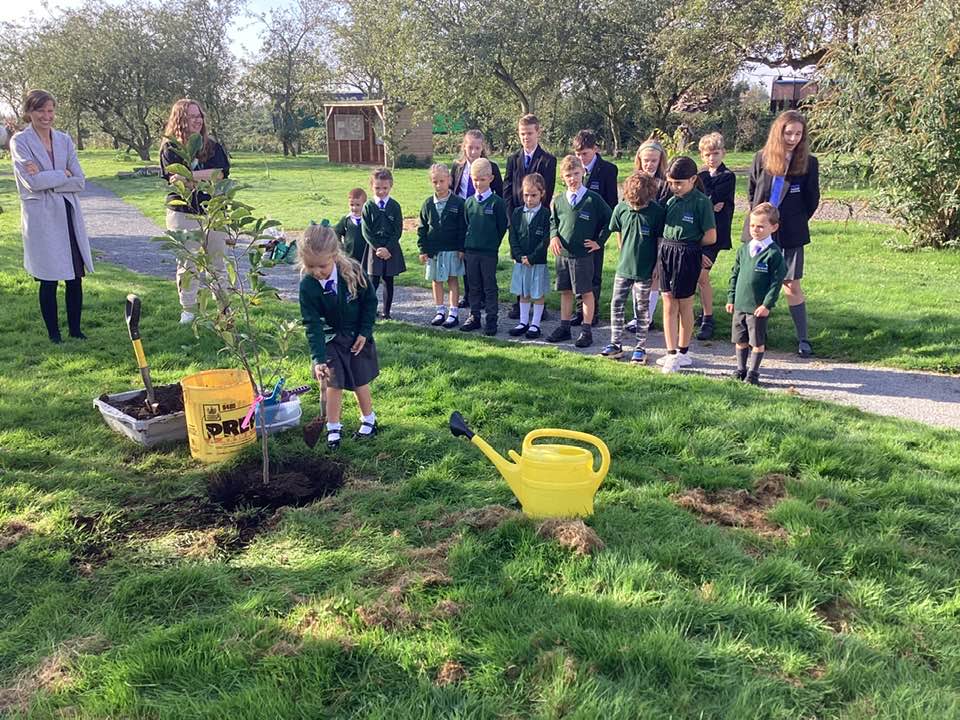 AcademyUpwell's tweet photo. This week we had a great time at Edith Blunt Orchards planting a Magnolia tree to commemorate the late Queen Elizabeth II Platinum Jubilee &amp; King Charles III Coronation. The pupils sang a beautiful rendition of the National Anthem to complete what was a wonderful visit @EMAT_Edu https://t.co/jsimZsPvh6