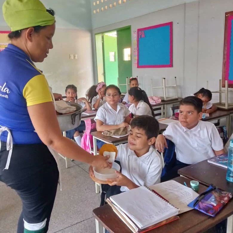 Cnae_Guacara10's tweet photo. La EBB Simón bolivar es una institución donde se enseña, se nutre y se aprende. Está compuesta por un conjunto de profesores y de grandes cocineras para Nuestros Niños y Niñas de la Patria.
#VenezuelaEsVinotinto
@pedrodiazg59 @cnaeoficial   @rafaellacava10 @betzabeth_ab https://t.co/ByF5NRR9aF