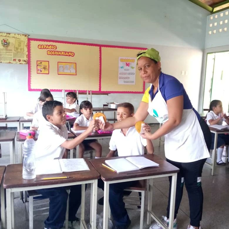 Cnae_Guacara10's tweet photo. La EBB Simón bolivar es una institución donde se enseña, se nutre y se aprende. Está compuesta por un conjunto de profesores y de grandes cocineras para Nuestros Niños y Niñas de la Patria.
#VenezuelaEsVinotinto
@pedrodiazg59 @cnaeoficial   @rafaellacava10 @betzabeth_ab https://t.co/ByF5NRR9aF