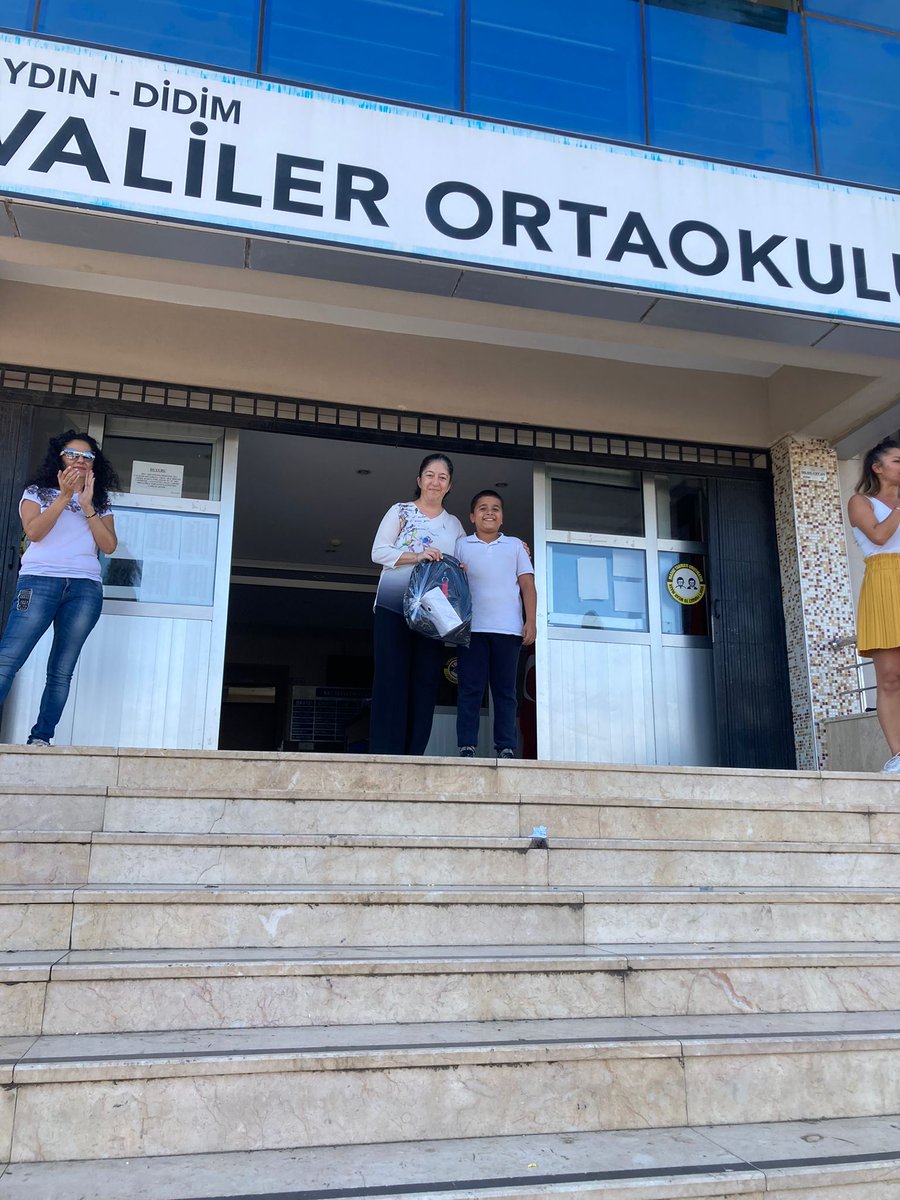 DidimValiler's tweet photo. Plastiksiz Okullar Hareketi projesi kapsamında düzenlenen Genç Bilim İnsanları Dünyayı Kurtarıyor kısa film yarışmasına katılan öğrencilerimize bakanlığımızın gönderdiği hediyeleri verildi.Öğrencilerimizi tebrik ederiz. @Aydin_MEM @AydinMemArge @ekicis20 @DidimMem @metelek https://t.co/q100OrSjZe