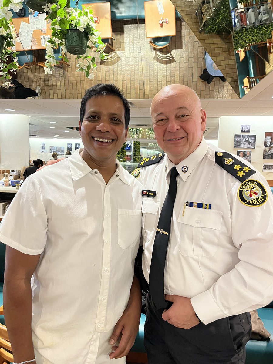 UnitedBakersTO's tweet photo. @TPSMyronDemkiw your presence today says it all - hate has no home in Toronto! We will not let fear dictate how we operate. Thank you @TPSOperations @CIJAinfo @CanadianFSWC for keeping our community safe, connected and informed. #United we are strong. https://t.co/6fBFiVxuu3