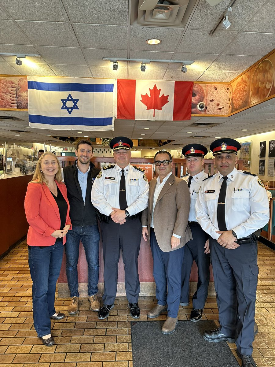 UnitedBakersTO's tweet photo. @TPSMyronDemkiw your presence today says it all - hate has no home in Toronto! We will not let fear dictate how we operate. Thank you @TPSOperations @CIJAinfo @CanadianFSWC for keeping our community safe, connected and informed. #United we are strong. https://t.co/6fBFiVxuu3