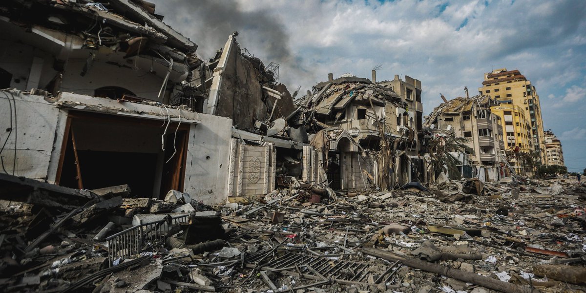 FrntPovoSemMedo's tweet photo. Nenhuma vida a menos em Gaza, por um cessar fogo de Israel em Gaza e a abertura de um corredor humanitário para proteção do povo palestino!

Informações recentes é que Israel iniciou uma incursão terrestre e pretende cortar a internet em Gaza até o final do dia. https://t.co/m4MX2FqUt8