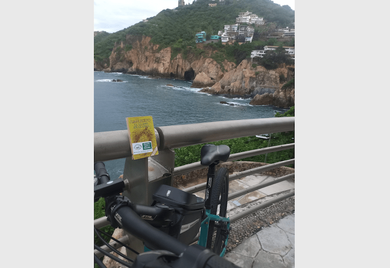 elsurdeguerrero's tweet photo. 📚 Promueven la lectura y el ciclismo en #Acapulco dejando libros en lugares turísticos de la ciudad

El proyecto #PedaleándolaLibro consiste en poner ejemplares de clásicos como El llano en llamas en espacios públicos 

https://t.co/oBuhzr25B8 #Guerrero https://t.co/QXybQvQwOu