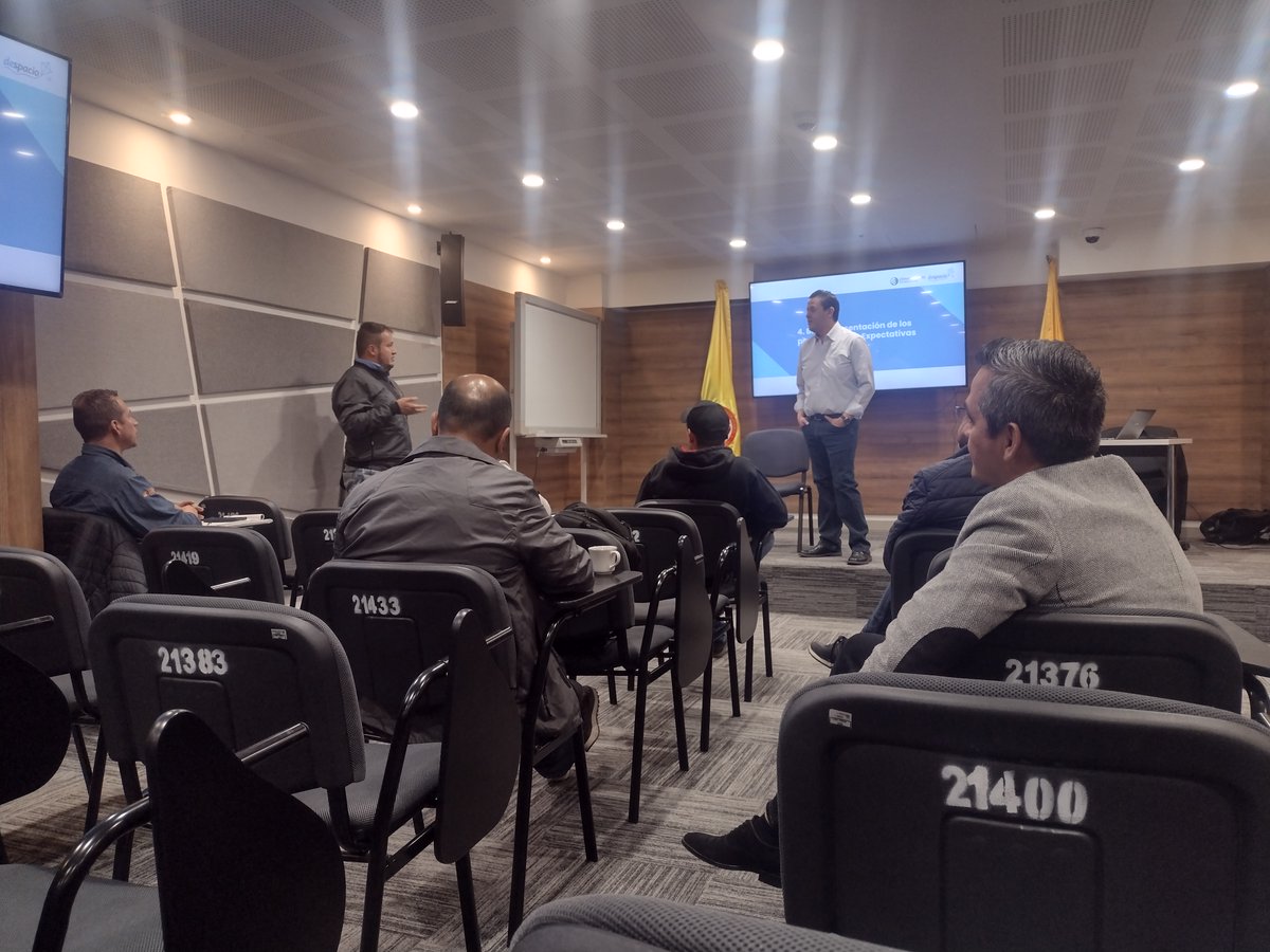 despacio_org's tweet photo. Hoy empezamos las sesiones de formación de #EnCargoZero Son 15 personas conductoras y propietarias quienes adquirirán las habilidades necesarias para realizar una movilidad eléctrica de carga urbana, sostenible y eficiente. 🚚⚡ https://t.co/YG3IywZQ65