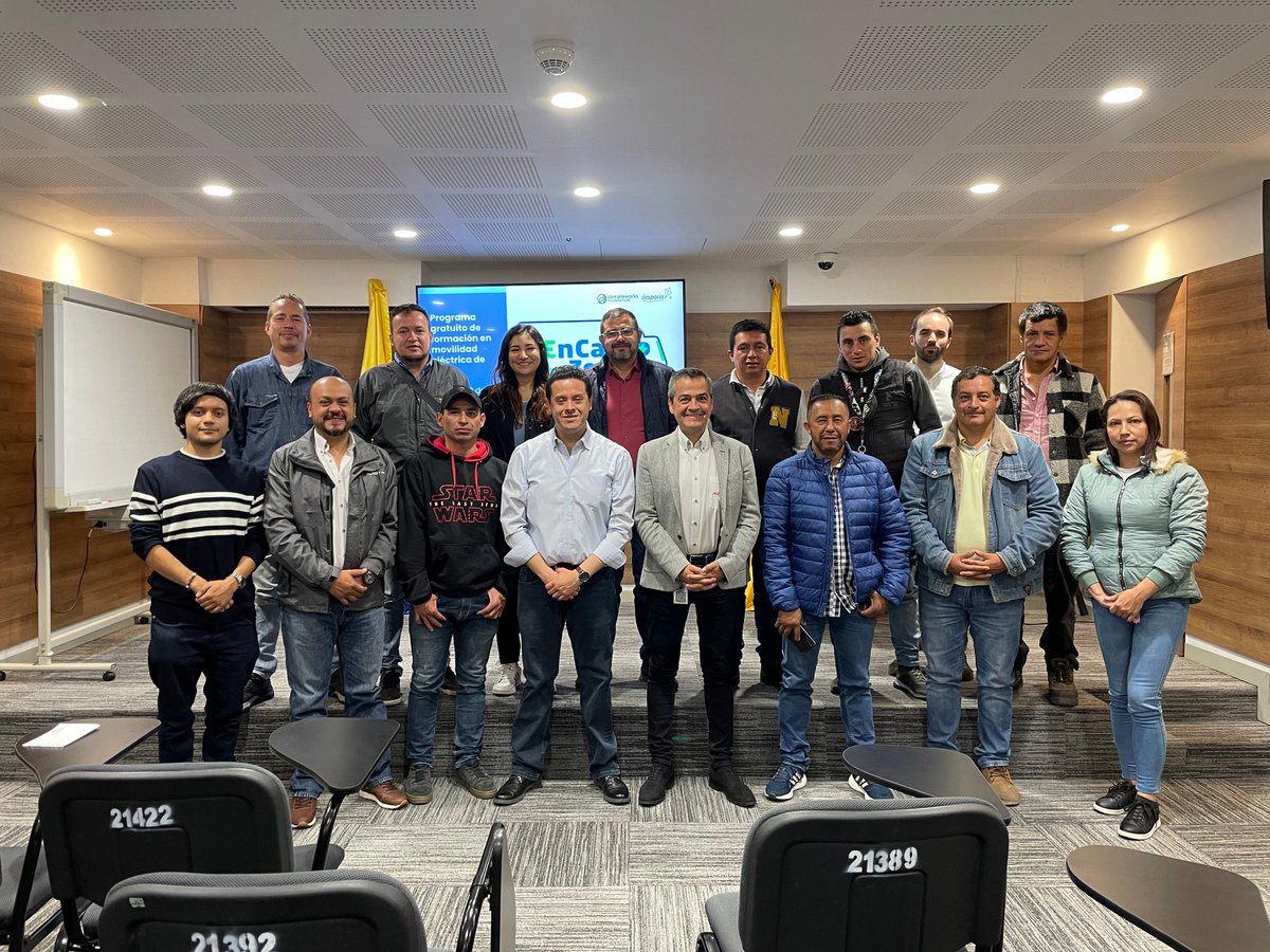 despacio_org's tweet photo. Hoy empezamos las sesiones de formación de #EnCargoZero Son 15 personas conductoras y propietarias quienes adquirirán las habilidades necesarias para realizar una movilidad eléctrica de carga urbana, sostenible y eficiente. 🚚⚡ https://t.co/YG3IywZQ65