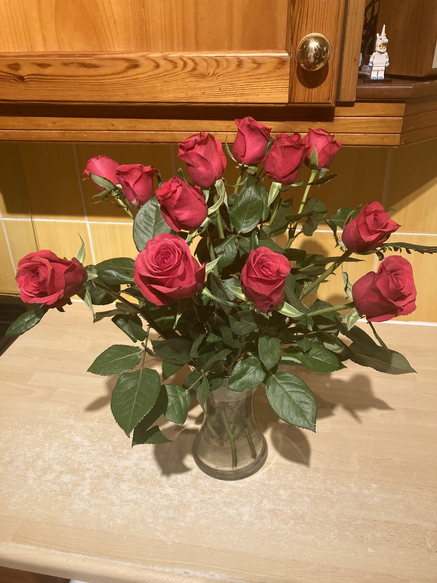 Sheila21's tweet photo. ⁦@waitrose⁩ my lovely hubby brought me home some roses this evening 🥰 but 3 were headless 😱 , and even 1 rose head was missing 😔 #notgoodenough #waitrose 
#cutflowers https://t.co/x1HWii254j
