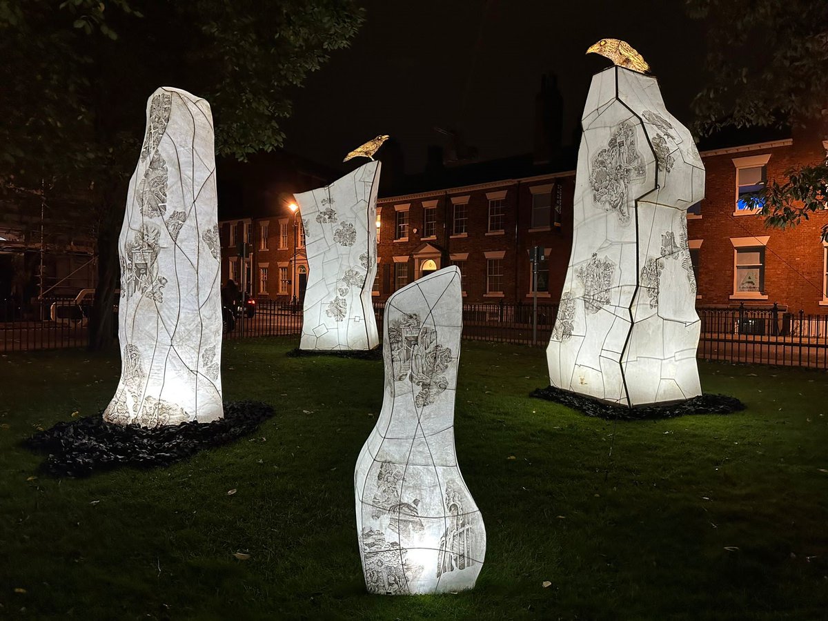 If you are heading to #theenchantedglade please can you join the queue at #parksquareeast thank you for your patience #wellingtonplacezone #artinthedark #futuredreaming @LEEDS_2023 @lutnorth @britishlibrary