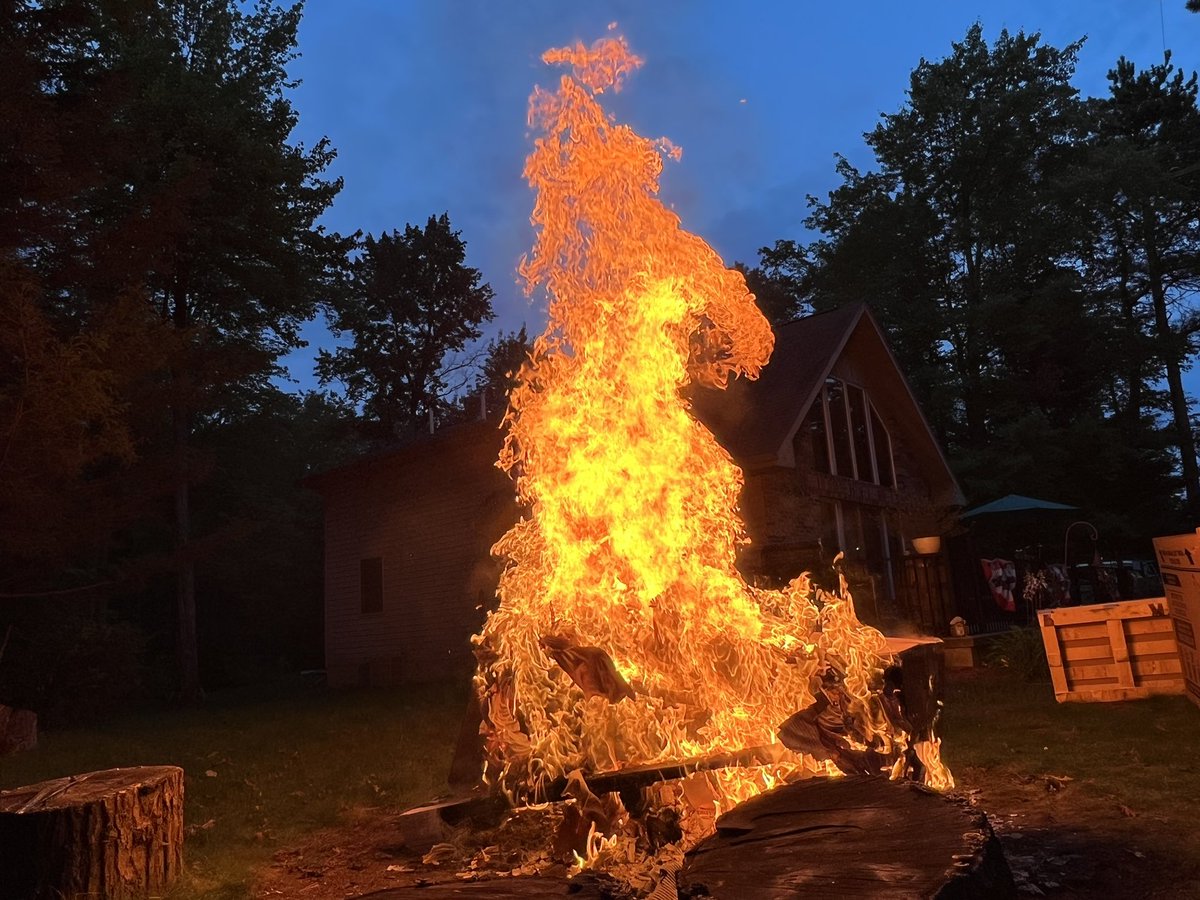 EarthyBalance's tweet image. nothing like fall weather and bonfires 🔥