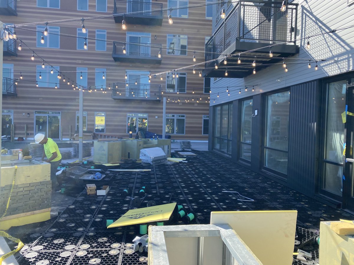 averillelectric's tweet photo. ⁦@averillelectric⁩ 780 Morrissey courtyard catenary lights complete ⁦@IBEW103⁩ ⁦@bostonjatc103⁩ https://t.co/rJlU3u8zDb