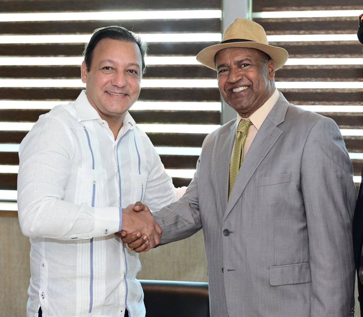 AuroraV64058382's tweet photo. HOY: #AbelPresidente y @EdwinEspM, coordinador nacional del @SEAbel2024, juramentaron a destacados dirigentes del #PRM en San Pedro de Macorís, una comisión encabezada por el Ing. Luis Manuel Santana, ex presidente de la Cámara de Comercio y Director de #CONAPYME.

#Abel24✌️ https://t.co/VUFEOH6dEo