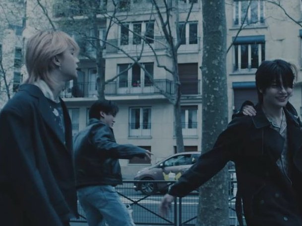 hyunlvsin's tweet image. #hyunin au | strangers 

donde hyunjn y jeongn volvieron a ser extraños después de tres años de estar enamorados... volverían a ser pareja?