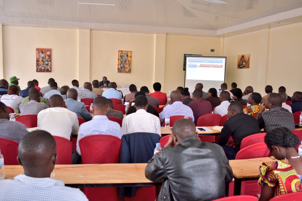 rulindodistrict's tweet photo. @PSF_Rwanda @RwandaLocalGov @RwandaNorth @D_Aimable @ernest_sibomana @Jmukanyirigira @LODARwanda @gahundemaurice Muri @rulindodistrict dufite umuhigo wo gufasha imiryango 1522 kwivana mu bukene, ibyo bikazagerwaho mu gihe cy'imyaka ibiri, kandi hakazasinywa amasezerano hagati y'ubuyobozi n'iyo miryango. #Kora #Zigama #Birashoboka #GiraWigire https://t.co/ebn2CojnQZ