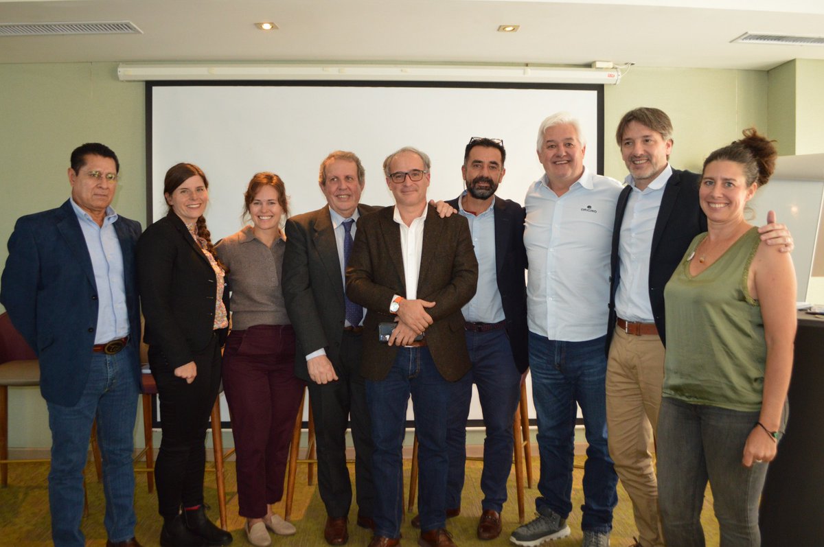 @llrausch and @clarecsullivan were in Colombia last week discussing cattle traceability systems with an impressive group of international experts in a forum organized by @ACD_Col y @EnvolVertLatino. We are so grateful to be part of such an important conversation!