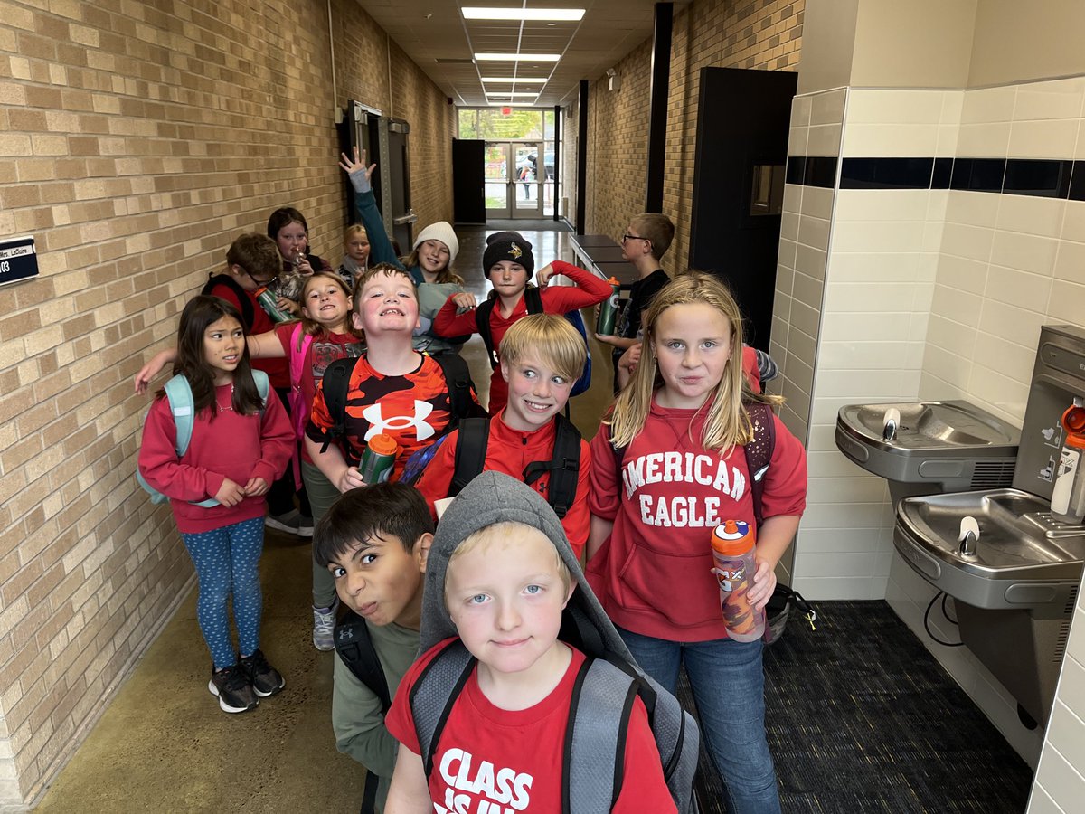 luv2tchwin's tweet photo. 4th graders were a sea of red! Class color for homecoming 2023. #HLWWProud #4thgradelife https://t.co/KFuxPuKBEY