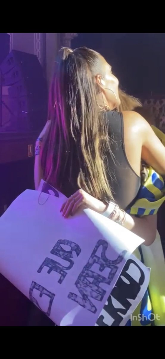 luciapg2002's tweet photo. Feliz cumple y feliz vida a quien sin saberlo siempre arregla la mía. Gracias por estar en mis mejores y peores momentos, tus canciones curan el alma y tu música el corazón. 🩷🩷🥰 @IndiaMartinez https://t.co/fp6Y4hW1Lz