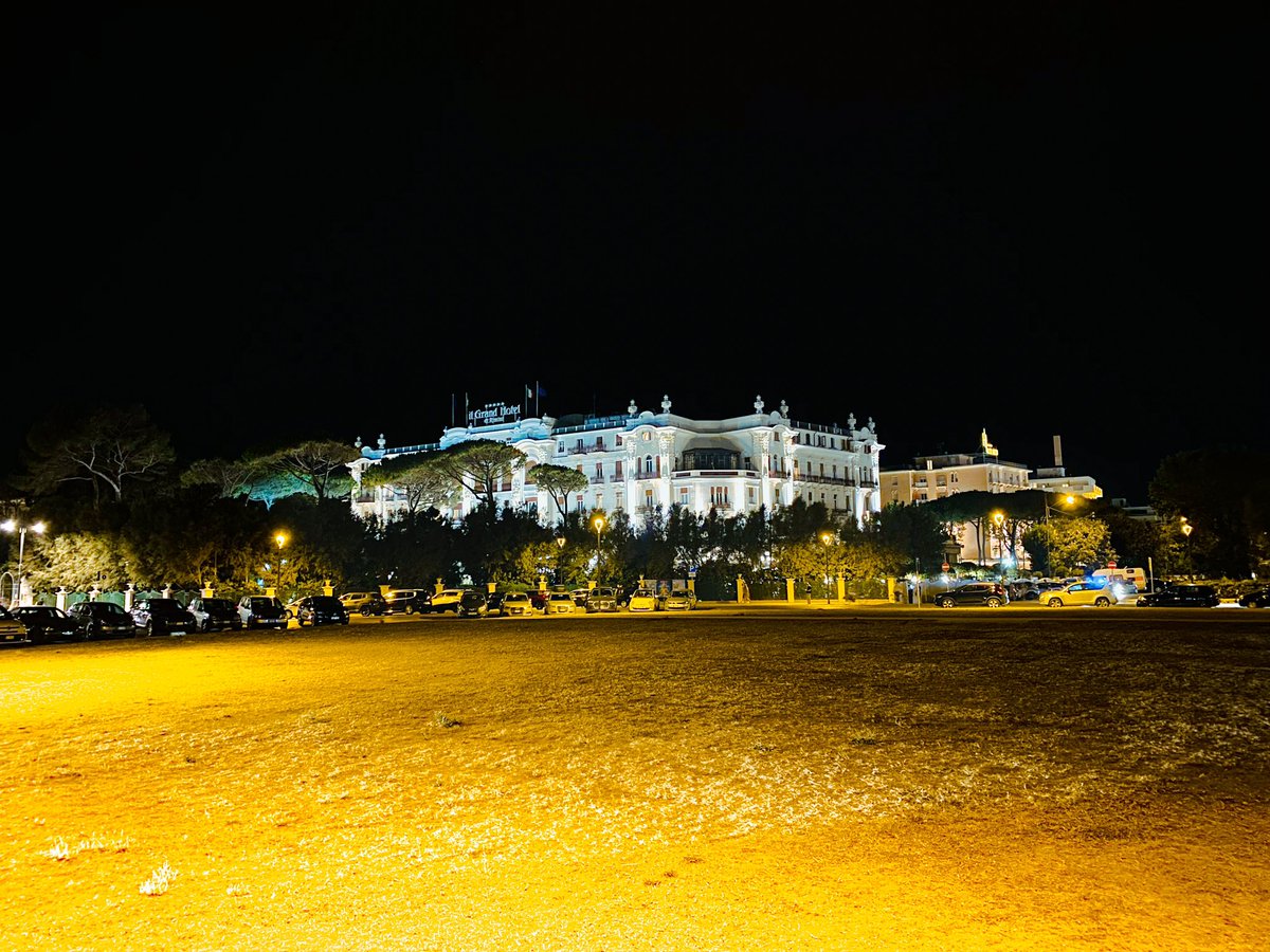 When they say that “All that glitters is not gold.” #shakespeare 🌃
🕘 Time check 21:33 🇮🇹
.
.
.
.
#GlassOfWanderlust #TaraLetsGOW #Rimini #GrandHotelDiRimini #iphonephotography #Vacation #Vacanze #Travel #nightstroll #Summer #Estate #5starhotel #albergo #hotel #hospitality