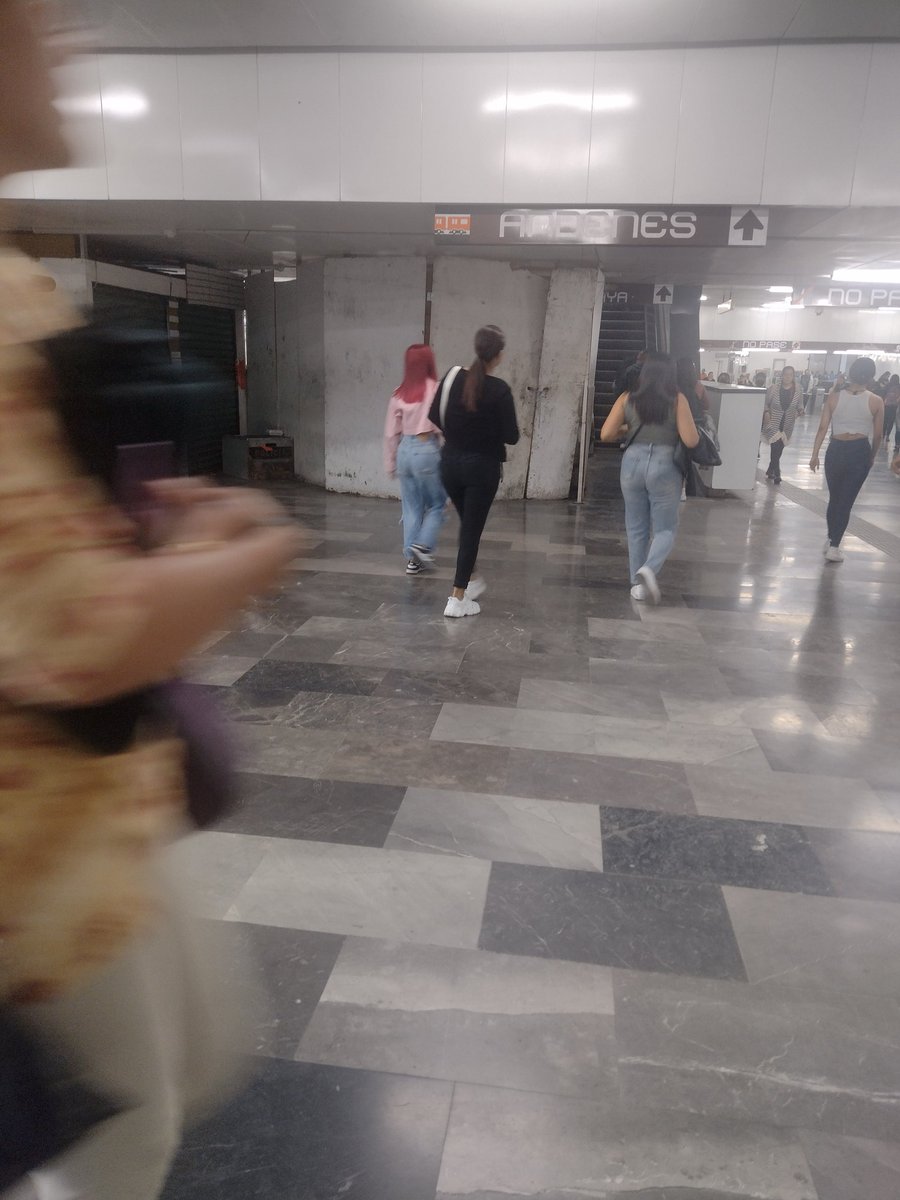 @MetroCDMX En lugar d publicar sus barbaridades digan cómo mo van trabaja do en las escaleras eléctricas de la linea 9 q en pantitlan más d un año sin funcionar no más se hacen bien p3nd3j0$