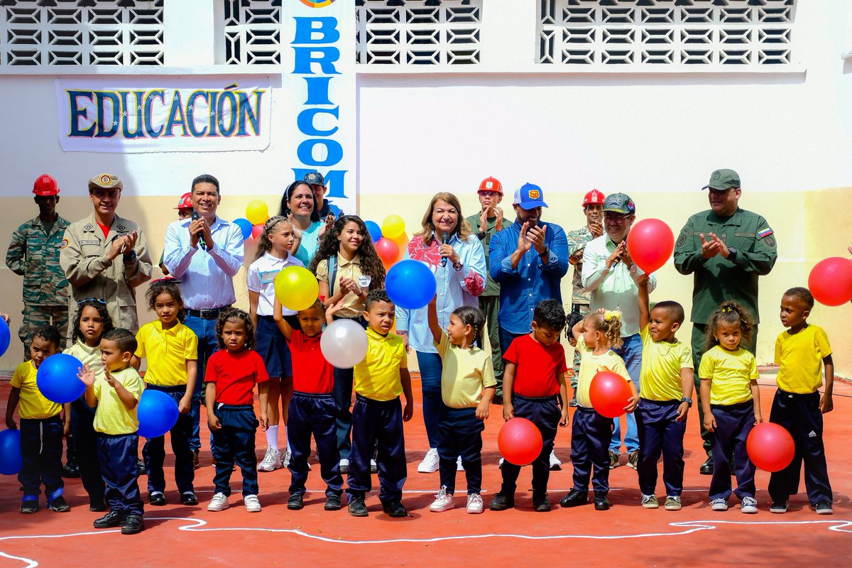 _LaAvanzadora's tweet photo. Junto al Gob. @Jateranoficial, el @AlcaldeSuarez22 y en unión cívico-militar, entregamos la E.B.N. República del Salvador. Espacio educativo que fue rehabilitado por las Bricomiles para garantizar un retorno a clases feliz a 845 niños/as de la Patria.

@NicolasMaduro https://t.co/Zh9KaJiXcI