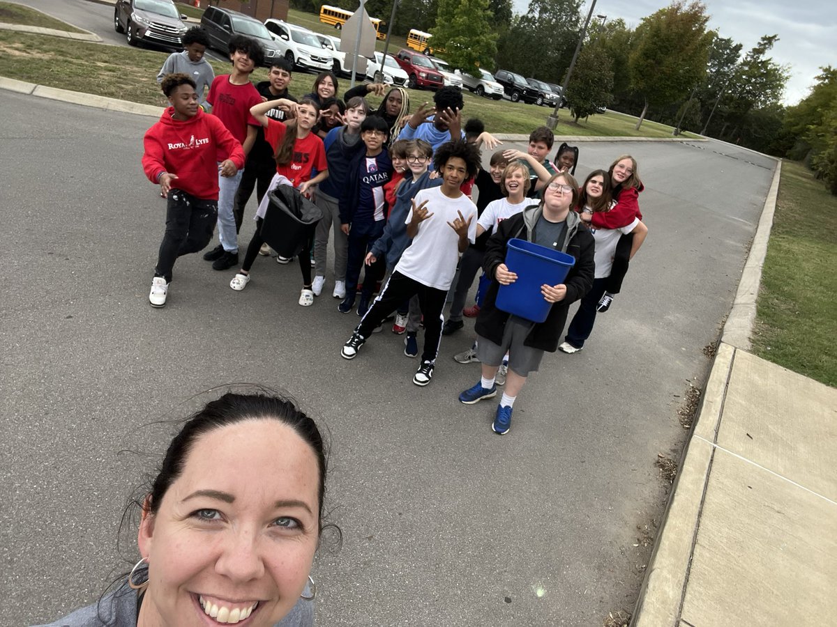 Oakland High School came over for their homecoming parade throwing candy. You’d think our kids have never seen candy before😂 Thank you to Ms Meredith’s class for walking campus after and picking up trash! #rockstars