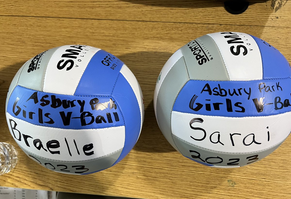 Congratulations to APHS’ Varsity Girls Volleyball Team’s seniors! <a href="/DrRaShawnAdams/">Dr. RaShawn M. Adams</a> @APDirCI_ERuiz <a href="/PrincipalPJM/">Medina</a>