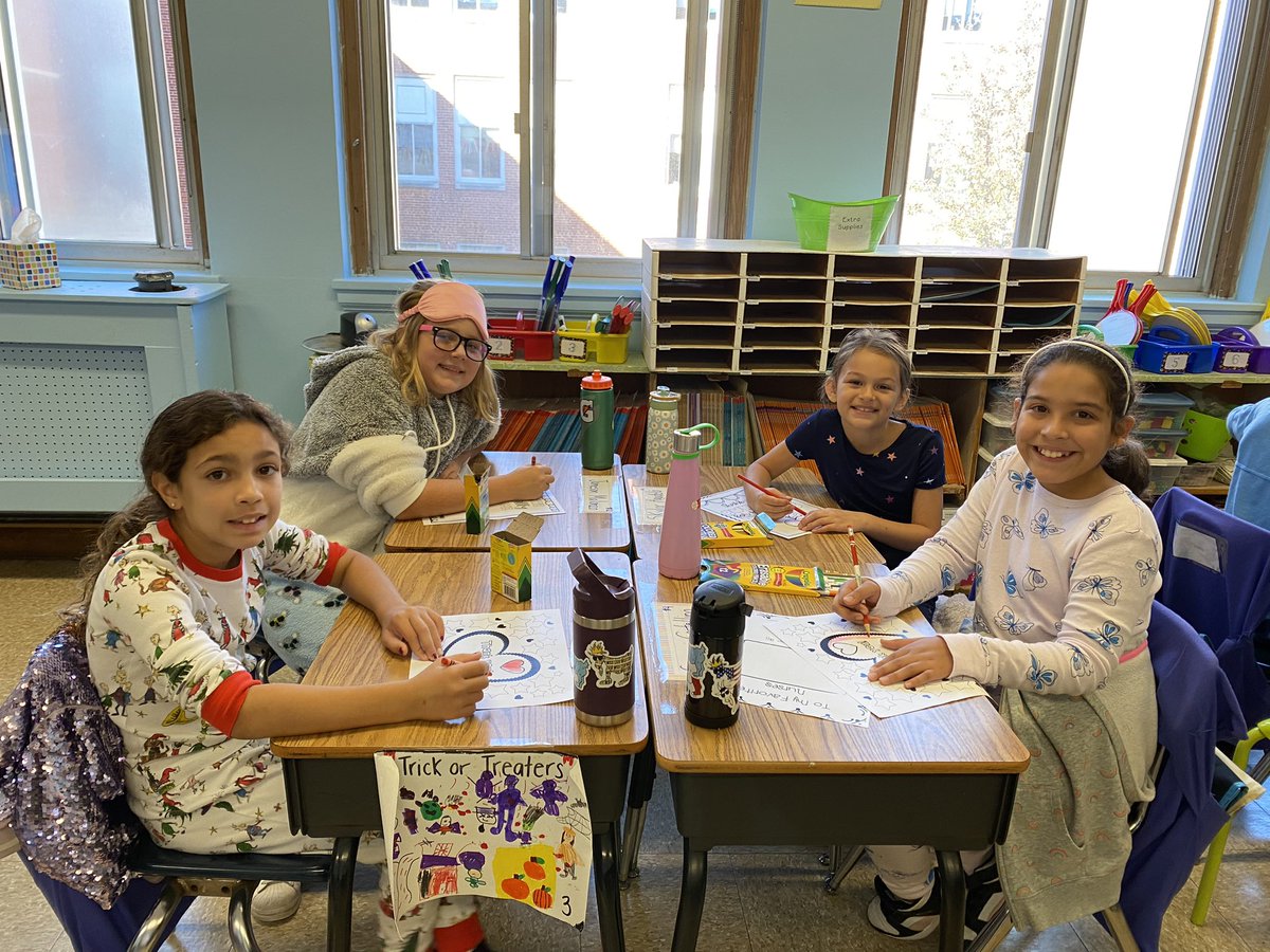 DLemkeWSS's tweet photo. It was “Friendly Friday” at WSS today. We had fun with our 5th grade buddies making cards for all of the special people who make our school a wonderful place to be! 💙 https://t.co/lqaUnABOKV