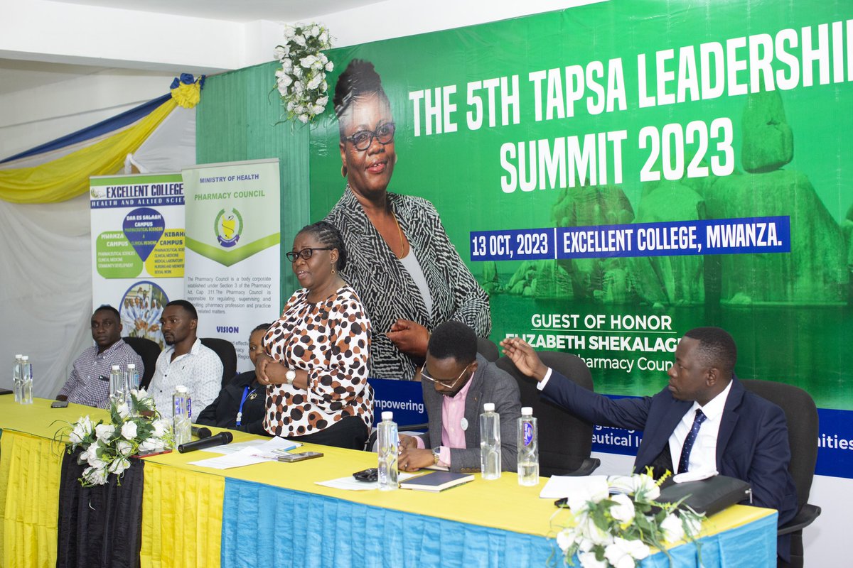 Pharm_Council's tweet photo. Msajili wa Baraza la Famasi Bi. Elizabeth Shekalaghe ambaye ndiye mlezi wa Wanafunzi Wafamasia nchini amesema moja ya sifa ya kuwa kiongozi ni lazima kuwa na maono na ushawishi kwa wengine  na mfano wa kuigwa.
Ameyasema hayo kwenye Mkutano wa Viongozi wa  (TAPSA Leadership Summit https://t.co/JMaaInmm50