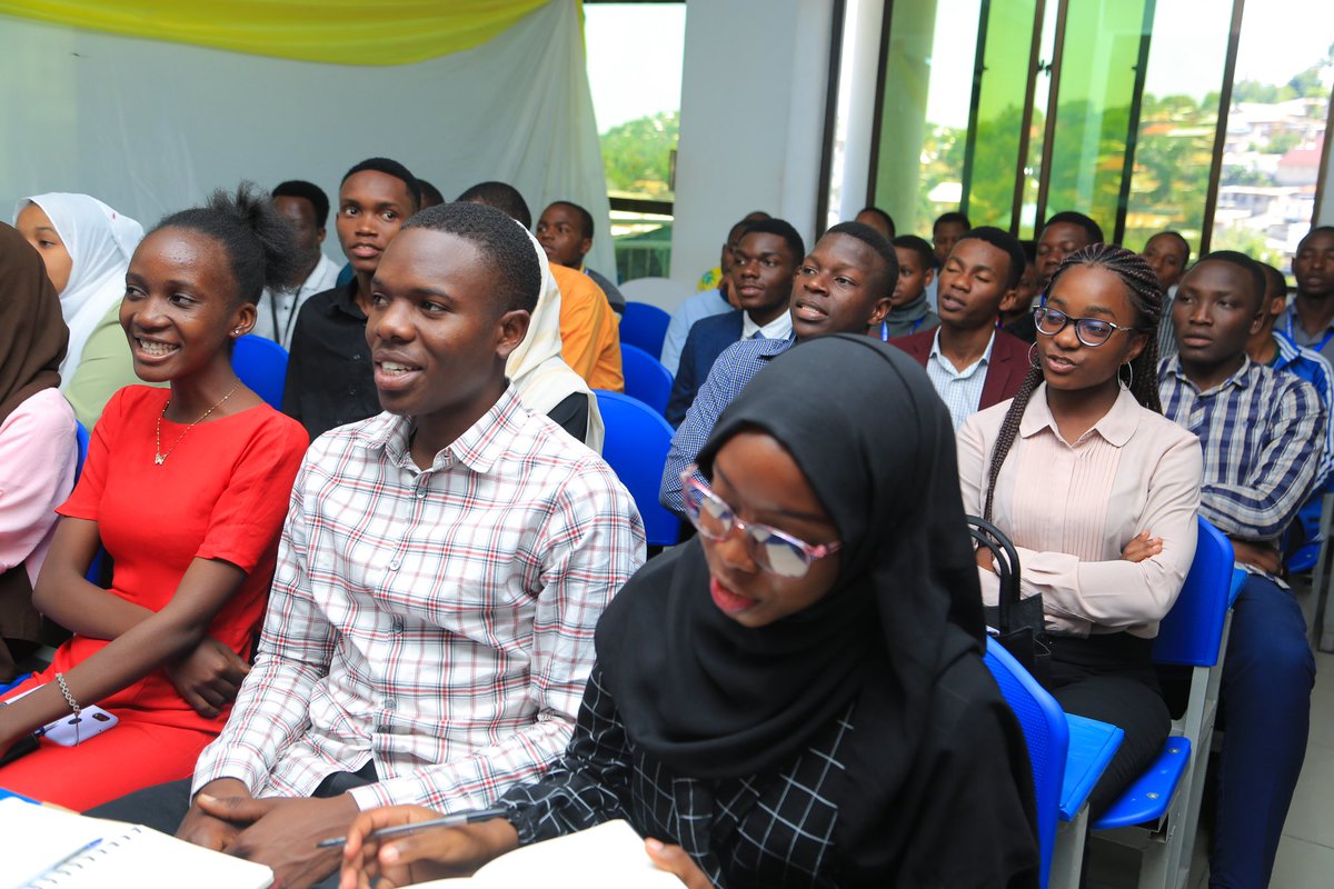 Pharm_Council's tweet photo. Msajili wa Baraza la Famasi Bi. Elizabeth Shekalaghe ambaye ndiye mlezi wa Wanafunzi Wafamasia nchini amesema moja ya sifa ya kuwa kiongozi ni lazima kuwa na maono na ushawishi kwa wengine  na mfano wa kuigwa.
Ameyasema hayo kwenye Mkutano wa Viongozi wa  (TAPSA Leadership Summit https://t.co/JMaaInmm50