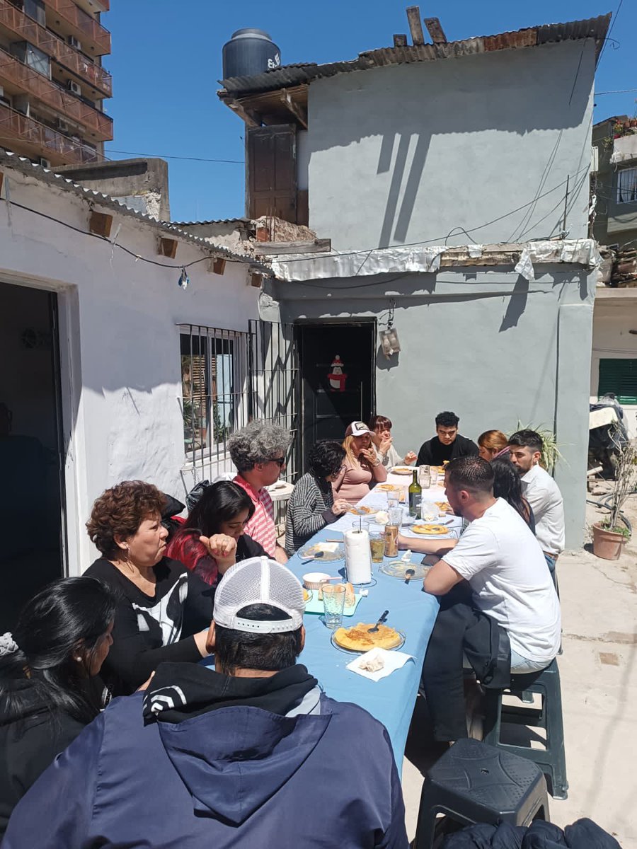 Por último, el jueves recorrimos el Playón de Chacarita de la mano de la Fundación <a href="/Tejiendo_Barrio/">TejiendoElBarrio</a> y compartimos un riquísimo almuerzo, además de que charlamos sobre los procesos de urbanización e integración social. ¡Gracias <a href="/rkarasik/">Rodrigo Karasik</a> por coordinar la visita!